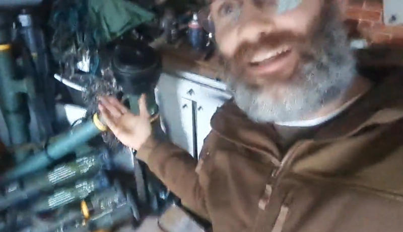 Macer Gifford prezinta arsenalul de arme al ucrainenilor, Foto: Captura video