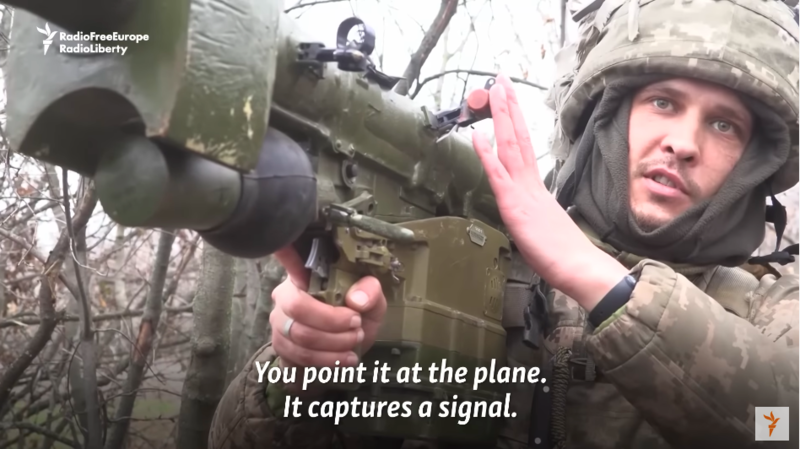 Un soldat arata cum doboara avioanele Rusiei, Foto: Captura YouTube - Radio Free Europe / Aktual24.ro