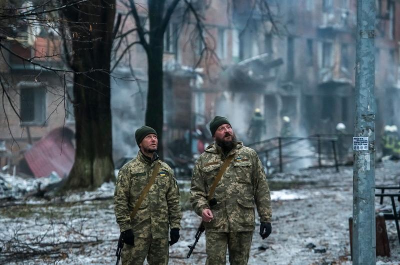 Militari ucraineni lângă o clădire rezidențială distrusă de un atac cu rachete rusești în orașul Vyshhorod, în apropiere de Kiev, Foto: Maxym Marusenko/NurPhoto / Shutterstock Editorial / Profimedia