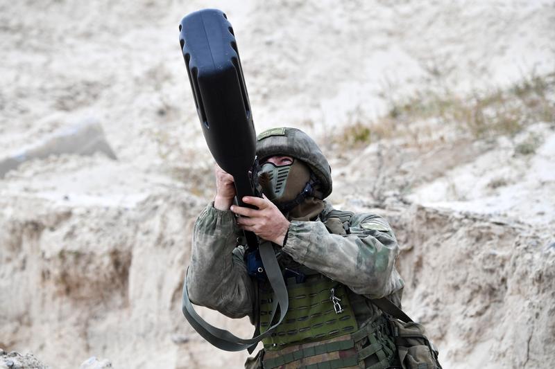 Soldat rus folosește o armă antidronă, Foto: Evgeny Biyatov / Sputnik / Profimedia