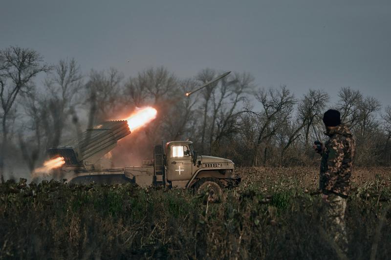 Soldații ucraineni trag cu un lansator de rachete Grad spre pozițiile rusești în Bahmut, Foto: LIBKOS / AP / Profimedia