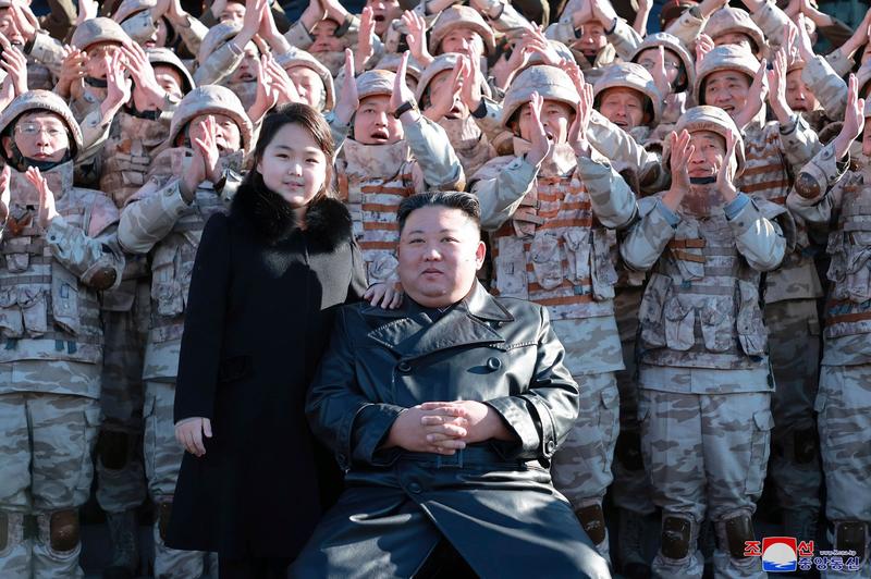 Liderul nord-coreean Kim Jong Un și fiica sa, după lansarea rachetei balistice intercontinentale Hwasong-17, Foto: KCNA via KNS / AP / Profimedia