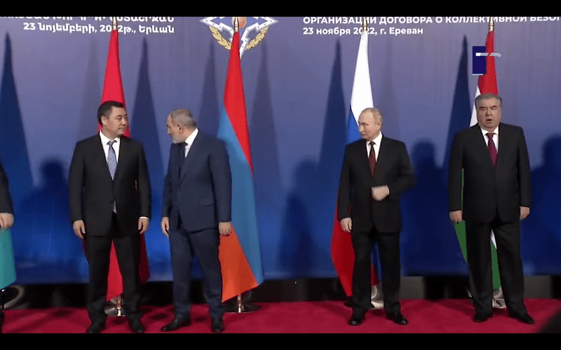 Pasinian se distanteaza de Putin intr-o fotografie de grup, Foto: Captura