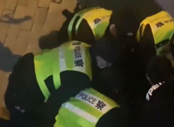 Poliția chineză a arestat un jurnalist BBC, Foto: Captura YouTube