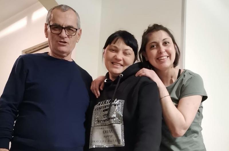 Olena împreună cu ”îngerii ei păzitori” din România: Raluca, voluntar al Asociației Transplantaților, și Gheorghe Tache, președintele asociației, Foto: Hotnews