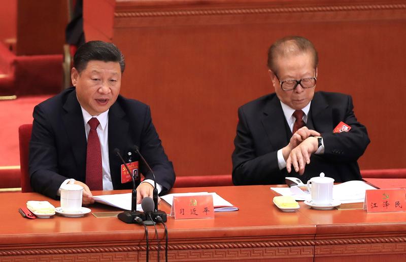 Fostul presedinte chinez Jiang Zemin alaturi de Xi Jinping la un congres al partidului comunist, Foto: Jun Yasukawa / Associated Press / Profimedia Images