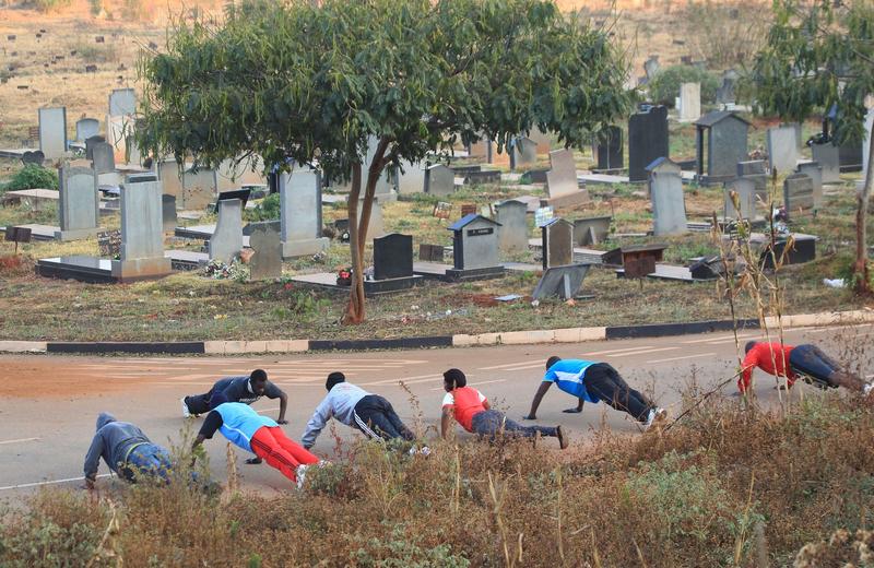 Exerciții fizice în cimitirul Warren Hills din Harare, Foto: Tsvangirayi Mukwazhi / AP / Profimedia