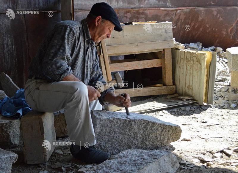 Costica Leopea, din comuna Greci, cioplind piatra, Foto: AGERPRES