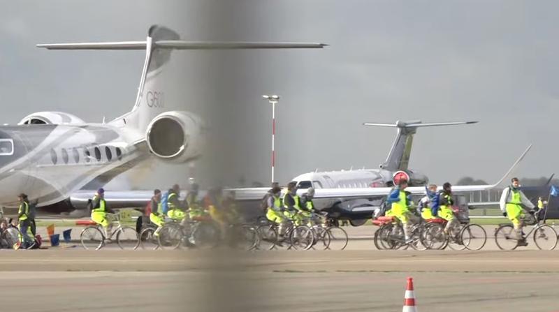 Protest al activistilor de mediu pe cel mai mare aeroport din Olanda, Foto: Captura