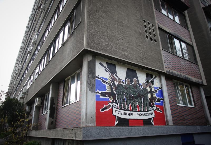 pictură murală care înfățișează Grupul Wagner pe o clădire din Belgrad, Foto: Oliver Bunic / AFP / Profimedia Images