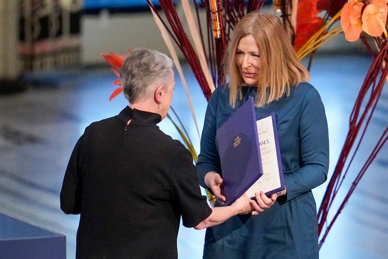 Premul Nobel pentru Pace pentru anul 2022, primit de Natalliei Pinchuk, care îl reprezintă pe soțul ei, activistul Ales Bialiatski din Belarus., Foto: Rodrigo Freitas / NTB Scanpix / Profimedia