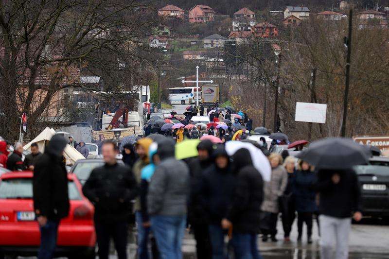 sarbii kosovari blocheaza drumurile, in timp ce tensiunile etnice cresc, Foto: Bojan Slavkovic / AP / Profimedia