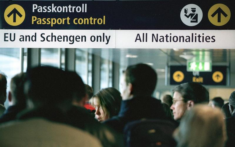 Control pașapoarte aeroport, Foto: Henrik Montgomery / AFP / Profimedia Images
