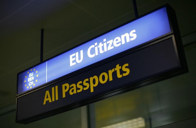 Control pașapoarte cetățeni UE, Foto: BEN BORG CARDONA / AFP / Profimedia