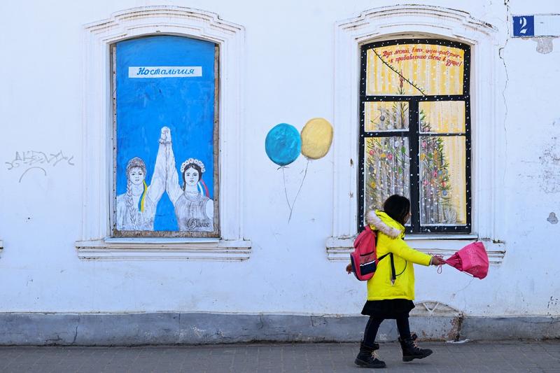 Pensionarul rus Vladimir Ovchinnikov a făcut mai multe picturi murale în micuțul oraș Borovsk, Foto: AFP / AFP / Profimedia