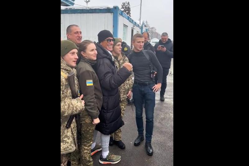 Jean-Claude Van Damme alaturi de militari ucraineni, Foto: Captura video