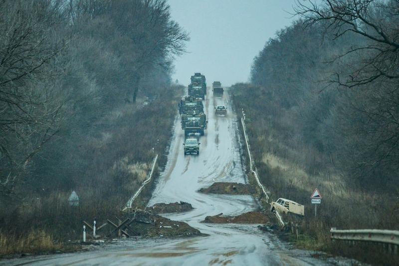 Vehicule blindate ucrainene în apropiere de Bahmut, Foto: Celestino Arce/NurPhoto / Shutterstock Editorial / Profimedia