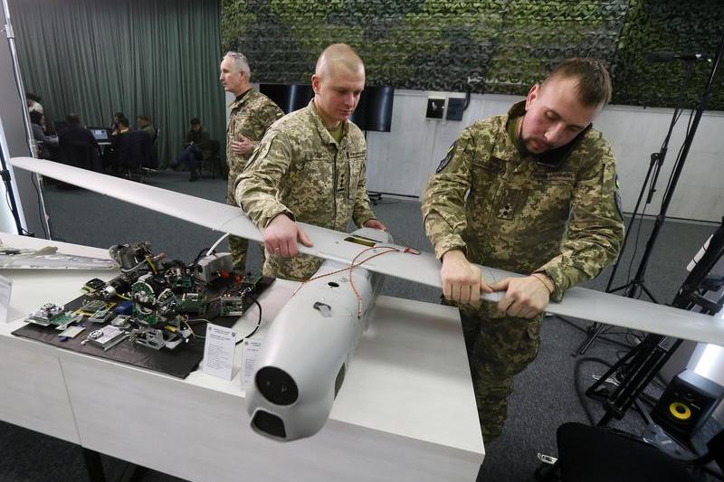 Parti ale dronei rusesti Orlan-10, folosita impotriva Ucrainei, prezentate intr-o conferinta de presa Fortelor de Securitate ucrainene, Foto: Vladimir Sindeyeve/NurPhoto / Shutterstock Editorial / Profimedia