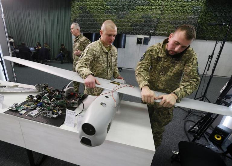 Parti ale dronei rusesti Orlan-10, folosita impotriva Ucrainei, prezentate intr-o conferinta de presa Fortelor de Securitate ucrainene, Foto: Vladimir Sindeyeve/NurPhoto / Shutterstock Editorial / Profimedia