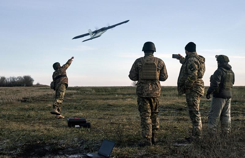 Soldați ucraineni lansând o dronă către pozițiile rusești din jurul orașului Bahmut din Donețk, Foto: LIBKOS / AP / Profimedia