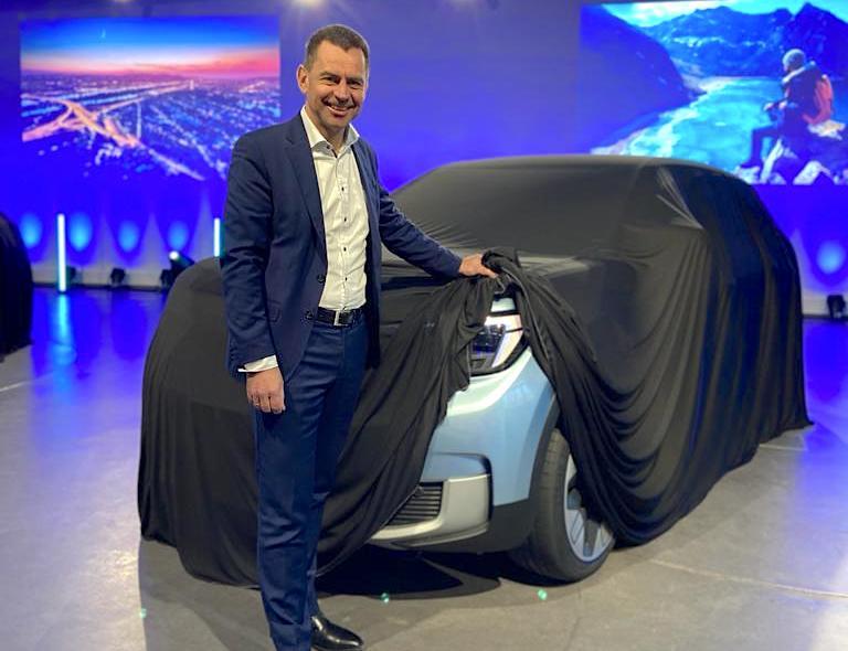 Martin Sander alaturi de noul SUV compact electric Ford, Foto: Ford