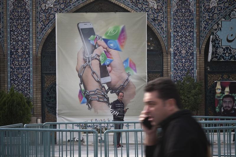 Afiș anti-rețele sociale în Teheran, Iran, Foto: Morteza Nikoubazl/NurPhoto / Shutterstock Editorial / Profimedia