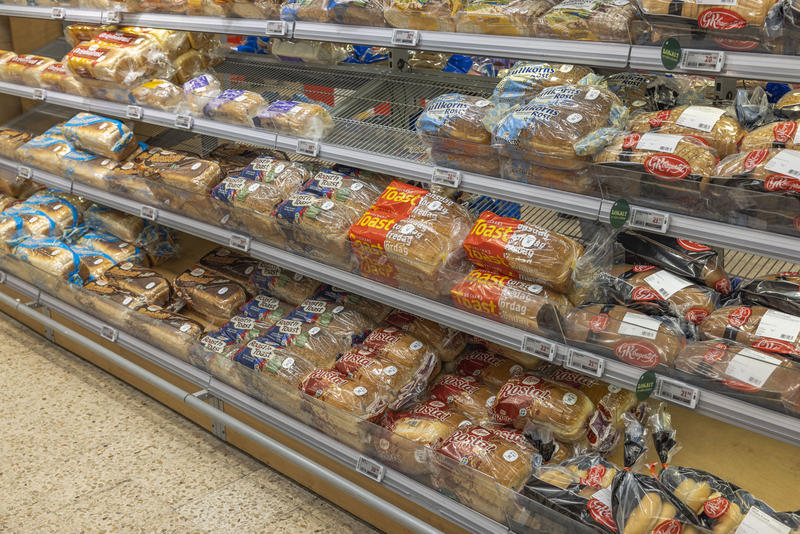 Rafturi cu pâine ambalată, Foto: DreamsTime / Alexander Shapovalov