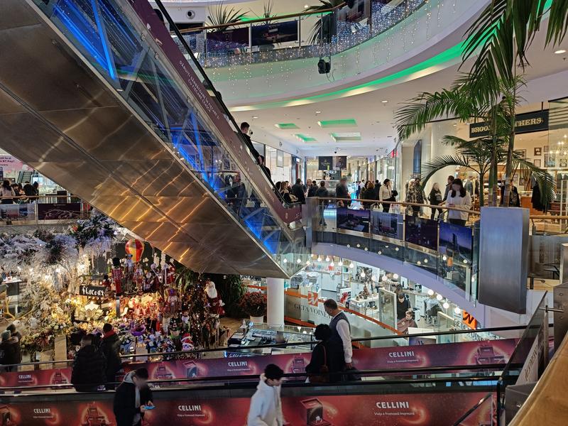 Cumparaturi de Craciun la mall, Foto: Hotnews / Florin Barbuta