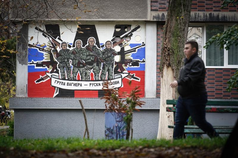 Graffiti cu Grupul Wagner pe un bloc din Belgrad, Foto: Oliver Bunic / AFP / Profimedia Images