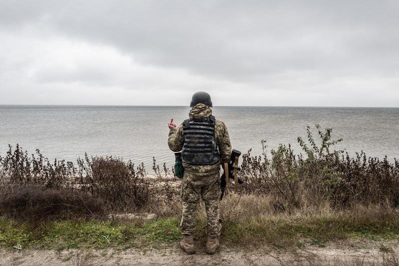 Gest sfidător al unui soldat ucrainean de pe malul eliberat al fluviului Nipru, în regiunea Herson, Foto: Sadak Souci / Zuma Press / Profimedia Images