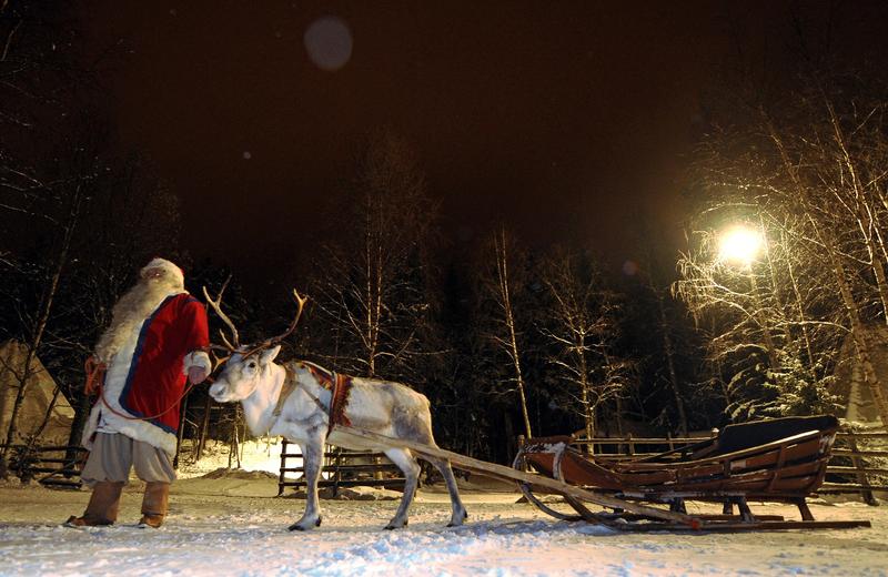 Un ren alaturi de Mos Craciun, Foto: OLIVIER MORIN / AFP / Profimedia