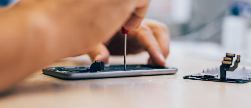 Schimbarea bateriei unui smartphone e adesea un coșmar, Foto: DreamsTime / Guruxox