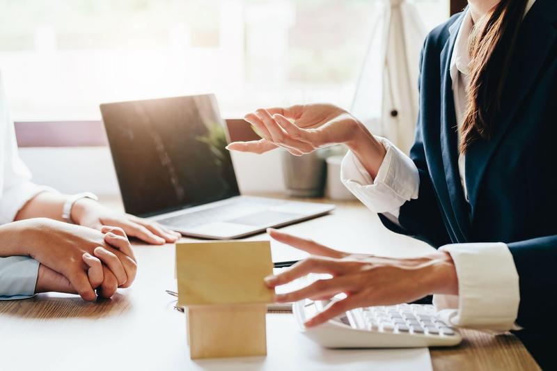 Ofiter bancar si clienti, Foto: Jirapong Manastrong / Alamy / Alamy / Profimedia