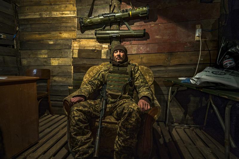 Soldat ucrainean într-un adăpost de pe frontul din regiunea Zaporojie, Foto: Celestino Arce/NurPhoto / Shutterstock Editorial / Profimedia