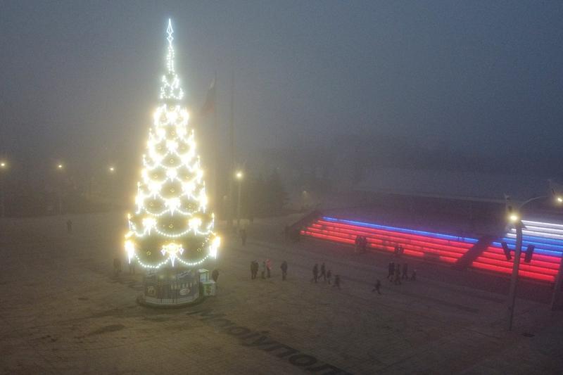 Pom de Crăciun în orașul ucrainean Mariupol, ocupat de ruși, Foto: AP / AP / Profimedia