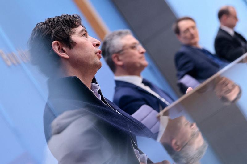 Christian Drosten (stanga), alaturi de presedintele Institutului Robert Koch, Foto: Hannibal Hanschke / AFP / Profimedia Images