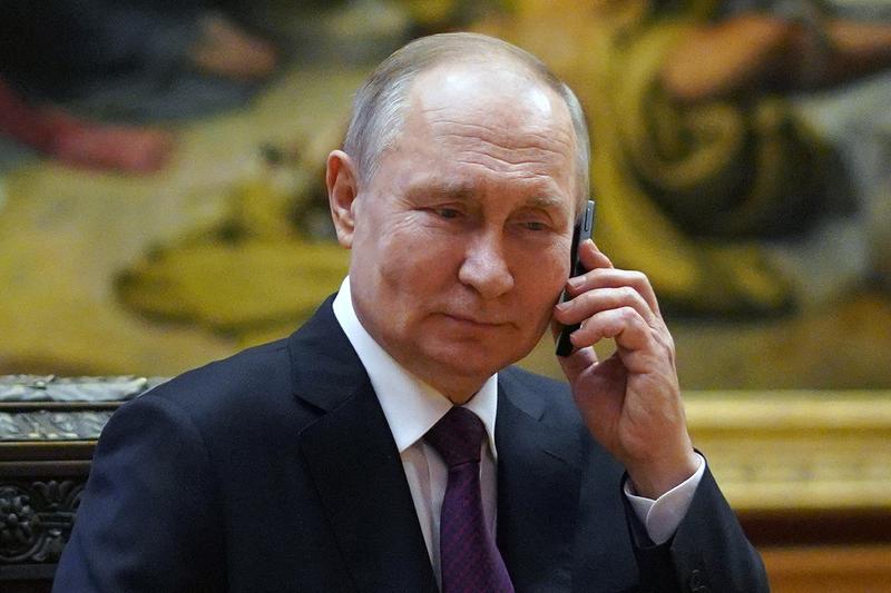 Vladimir Putin la telefon, Foto: Alexei Danichev / Sputnik / Profimedia