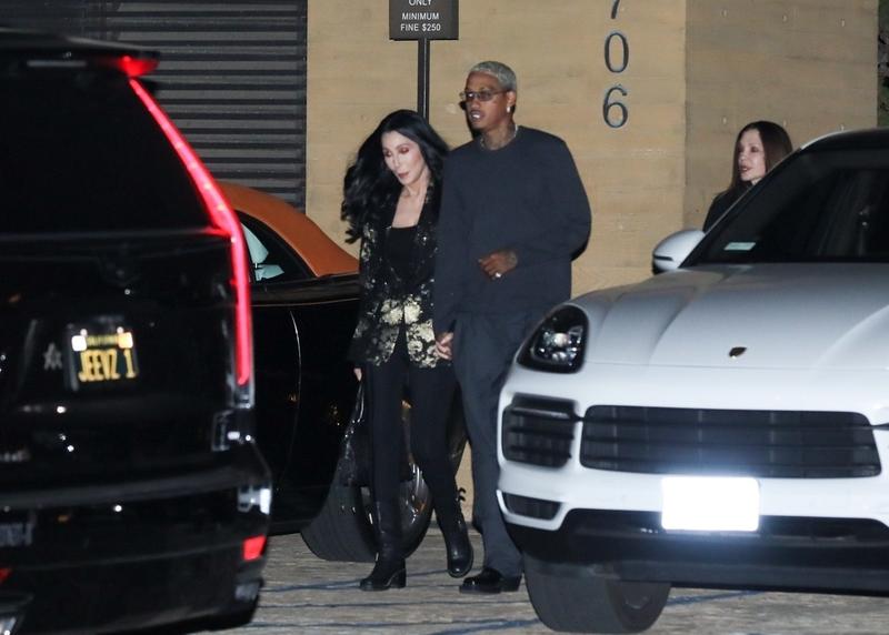 Cher și Alexander Edwards au fost surprinși ținându-se de mână, Foto: THE HOLLYWOOD JR / BACKGRID / Backgrid USA / Profimedia