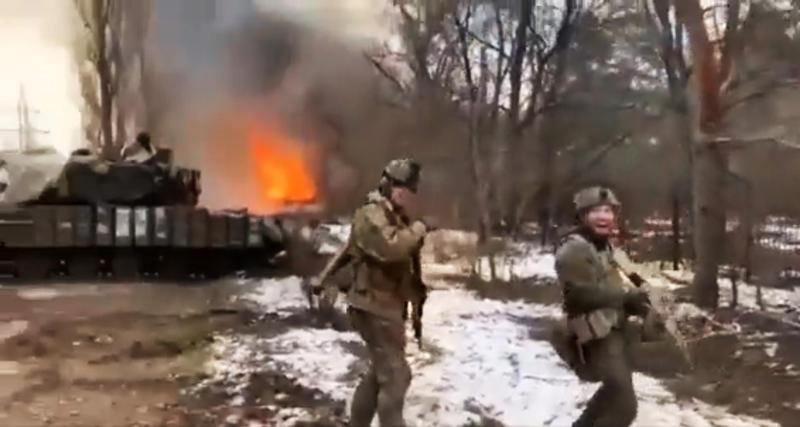 Soldatii ucraineni se amuza de distrugerea tancului rusesc, Foto: Captura video