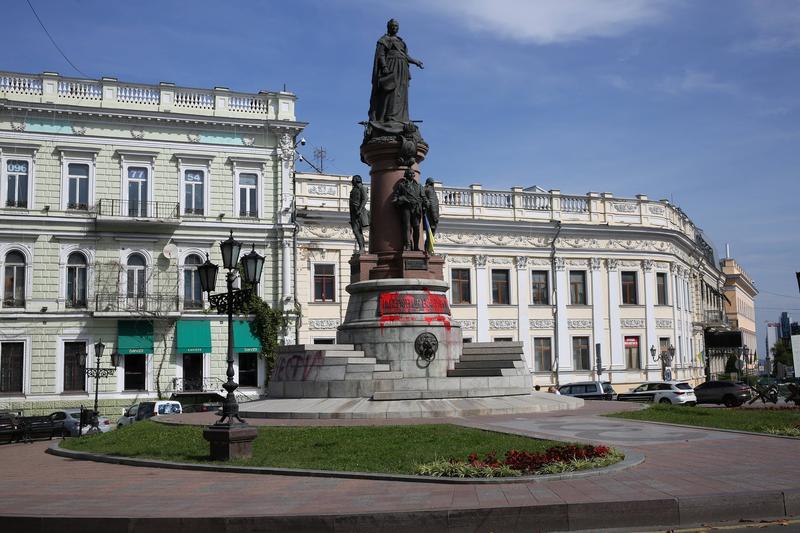 Statuia imparatesei Ecaterina a II-a din Odesa. In septembrie activistii au scris cu vopsea rosie pe ea „Demolati-o”, Foto: SOPA Images / Sipa Press / Profimedia