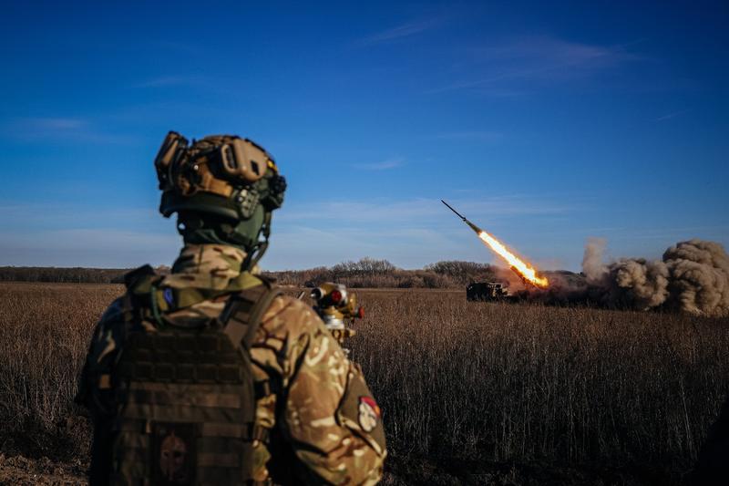 Lansator multiplu ucrainean în acțiune pe frontul din estul țării, Foto: Anatolii Stepanov / AFP / Profimedia