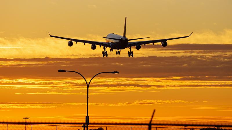 Când va începe penuria de combustibil pentru avioane, dacă războiul din Golf continuă: „Atunci sosește ultima livrare de kerosen pentru Europa” / Prețuri în creștere la bilete și risc de anulare a zborurilor în această vară