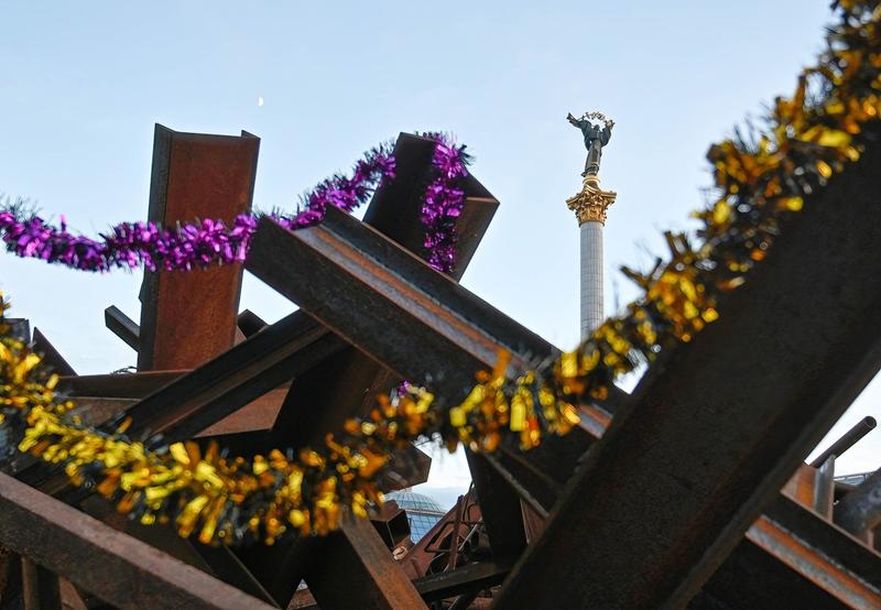 Război în Ucraina: decorațiuni pe obstacole anti-tanc în Piaţa Independenţei din Kiev, Foto: Sergei Chuzavkov / Zuma Press / Profimedia