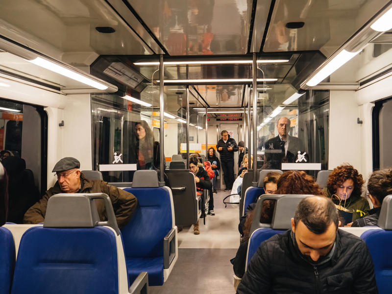 Tren cu navetiști din Barcelona, Foto: DreamsTime / Ifeelstock