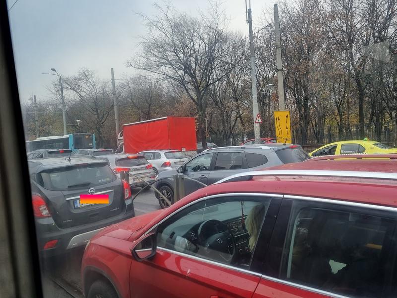 Mașini pe linia de tramvai, Foto: Hotnews