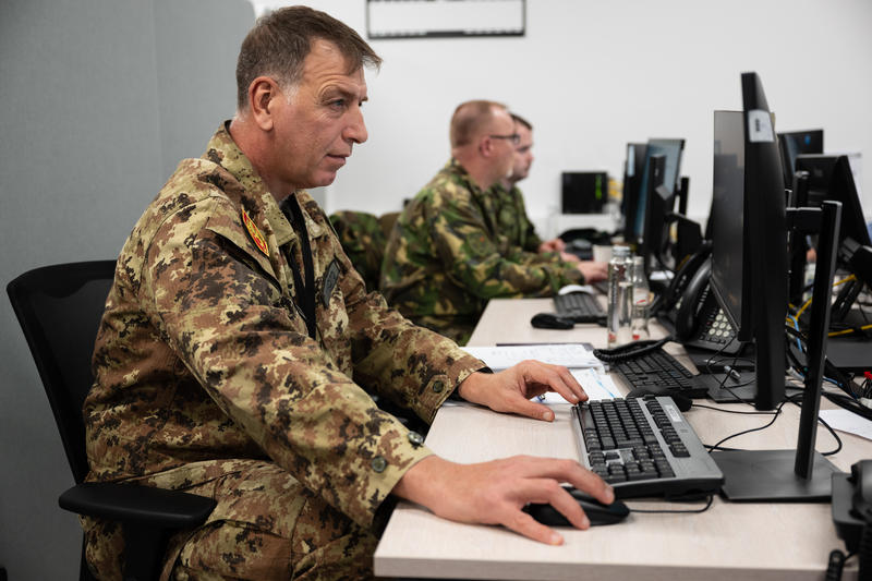 Militari NATO în cadrul unui exercițiu de apărare cibernetică, Foto: NATO