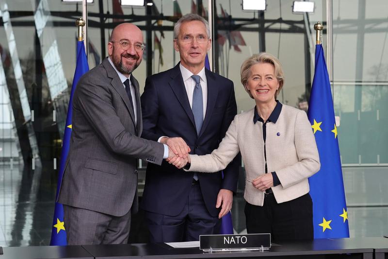 Jens Stoltenberg alaturi de Ursula von der Leyen si Charles Michel, Foto: Olivier Matthys / AFP / Profimedia