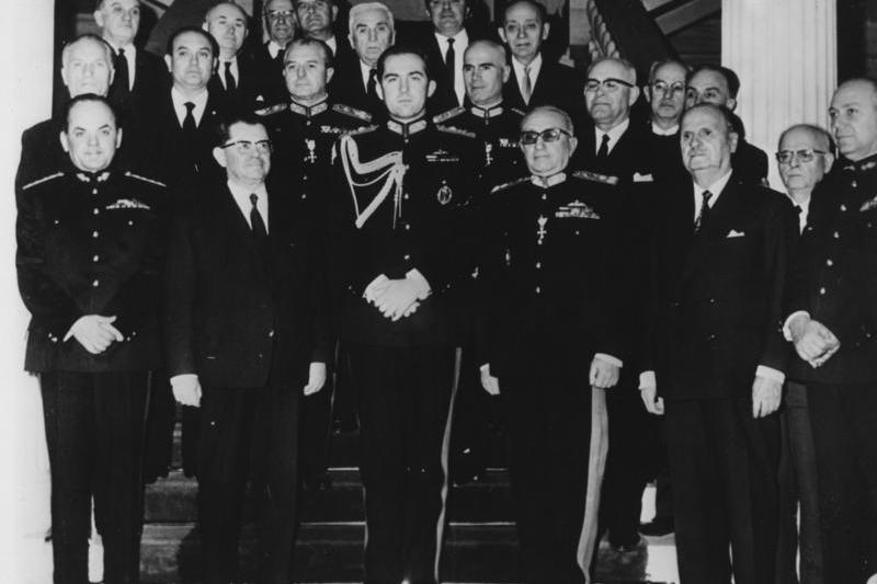 Fostul rege grec Constantin al II-lea (centru jos), Foto: AP / AP / Profimedia