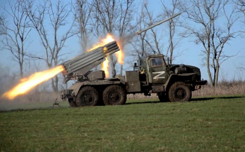 Război în Ucraina: Rușii trag cu un lansator multiplu de rachete BM-21 Grad, Foto: - / Sputnik / Profimedia