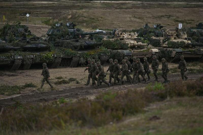 Tancuri Leopard din dotarea fortelor armate poloneze alaturi de tancuri Abrams americane, Foto: ASWphoto / Alamy / Profimedia Images